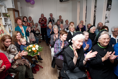 878082 Afbeelding van het publiek dat aanwezig is bij de uitreiking van de stadsspeld door wethouder Frits Lintmeijer, ...